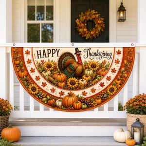 Op de afbeelding: Een halfronde waaierbanner met de tekst Happy Thanksgiving, een centrale kalkoen met een zwarte hoed, omringd door pompoenen, zonnebloemen, maïs en herfstbladeren in oranje, gele en bruine tinten, voorzien van metalen ringen om op te hangen.