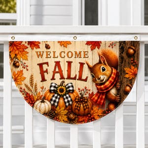 Peut inclure: Une bannière décorative semi-circulaire avec le texte WELCOME FALL en lettres marron. Le motif comprend un écureuil portant une écharpe à carreaux rouges, des citrouilles orange avec des nœuds à carreaux noirs et blancs, des feuilles d'automne.