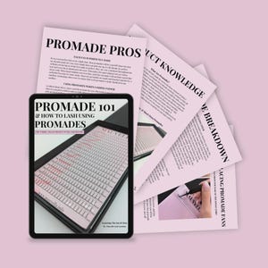 Peut inclure: Une tablette noire affiche "PROMADE 101 & HOW TO LASH USING PROMADES" avec un motif de grille rose. Plusieurs papiers roses avec du texte, dont "PROMADE PROS" et "PRODUCT KNOWLEDGE", sont disposés en éventail derrière la tablette, le tout sur un fond rose clair.