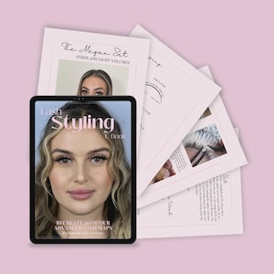Peut inclure: Une tablette numérique affichant "Lash Styling E Book" avec un visage de femme, entourée de pages imprimées. Les pages incluent du texte comme "The Megan Set" et des schémas de cils. Le fond est rose clair.