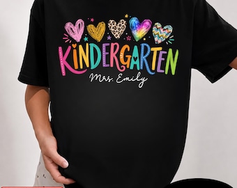 Camiseta personalizada para maestra de jardín de infantes, camiseta con nombre personalizado para maestra, camiseta de regreso a clases, regalo para maestras de jardín de infantes.