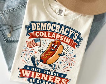 Camiseta divertida del 4 de julio con el lema "La democracia se está derrumbando, pero estas salchichas son una pasada"