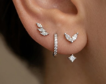 Set di orecchini minimalisti con zirconi cubici, cerchietti a goccia oro e argento, orecchini a perno delicati per la cartilagine.