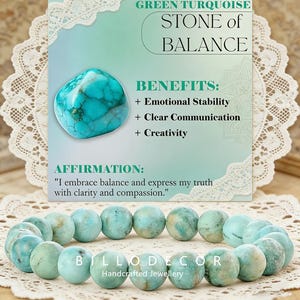 Puede incluir: Un brazalete de piedras de turquesa. La imagen incluye una tarjeta con el texto: "GREEN TURQUOISE STONE of BALANCE" y "BENEFITS: + Emotional Stability + Clear Communication + Creativity". La tarjeta también tiene la afirmación: "I embrace balance and express my truth with clarity and compassion."