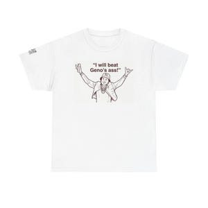Puede incluir: Camiseta blanca con un dibujo lineal marrón de una persona con los brazos levantados y el texto "I will beat Geno's ass!". El diseño está centrado en la parte delantera de la camiseta.