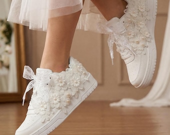 Zapatillas de novia con encaje floral y perlas / Zapatillas de boda personalizadas / Zapatos de novia / Nombre y fecha personalizados / Bailarinas cómodas para bodas