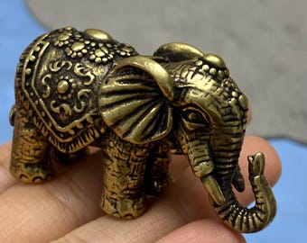 Scultura vintage di elefante in ottone, mini baule portafortuna, decorazione da scrivania, animaletto da tè tascabile