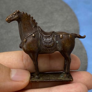 Vintage mässing Tang häststaty kinesisk zodiak hästskulptur