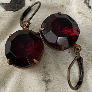 Pendientes colgantes redondos vintage de granate, con diamantes de imitación y latón antiguo.