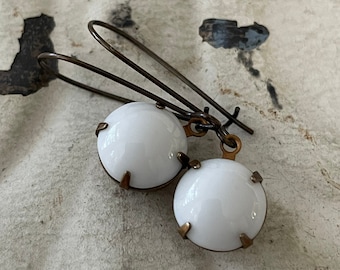 Boucles d'oreilles pendantes blanches Boucles d'oreilles vintage en verre de lait Boucles d'oreilles blanches opaques Boucles d'oreilles blanches basiques minimalistes Cadeau pour elle de moins de 25 ans