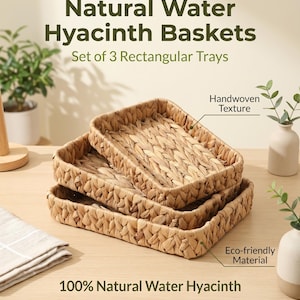 Pode incluir: Conjunto de três cestos retangulares de jacinto aquático. As bandejas tecidas à mão são feitas de material ecológico. O texto na imagem diz "Natural Water Hyacinth Baskets" e "100% Natural Water Hyacinth".