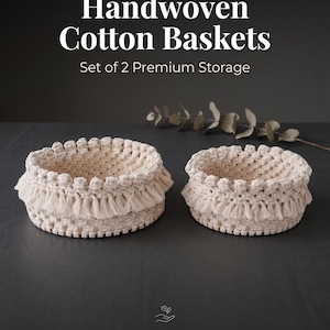Könnte beinhalten: Zwei handgewebte Baumwollkörbe in Beige mit Fransen. Die Körbe sind rund und haben eine strukturierte Oberfläche. Der Text auf dem Bild lautet "Handwoven Cotton Baskets" und "Set of 2 Premium Storage". Unten steht "Handmade Craftsmanship / Natural Cotton Rope".