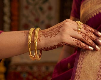INDEED Juego de 2 brazaletes/pulseras tradicionales elegantes chapadas en oro para mujeres y niñas 1024