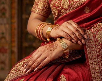 INDEED Juego de 2 brazaletes/pulseras tradicionales elegantes chapadas en oro para mujeres y niñas 1032