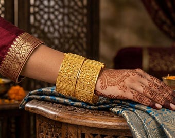 INDEED Juego de 2 brazaletes/pulseras tradicionales elegantes chapadas en oro para mujeres y niñas 1010