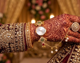 Pulsera de reloj vintage de oro rosa con perlas y piedras preciosas, accesorio de moda con temática floral.