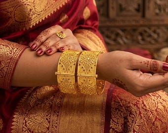 INDEED Juego de 2 brazaletes/pulseras tradicionales elegantes chapadas en oro para mujeres y niñas 1012