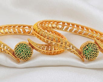 INDEED Juego de 2 brazaletes/pulseras tradicionales elegantes chapadas en oro para mujeres y niñas (piedra esmeralda)