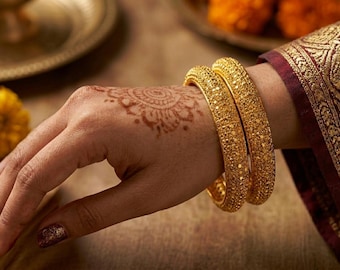 INDEED Juego de 2 brazaletes/pulseras tradicionales elegantes chapadas en oro para mujeres y niñas 1018