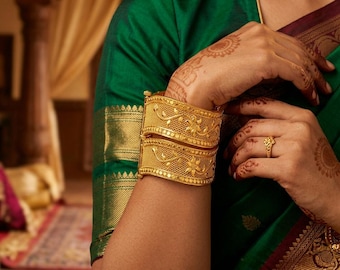 INDEED Juego de 2 brazaletes/pulseras tradicionales elegantes chapadas en oro para mujeres y niñas 1009
