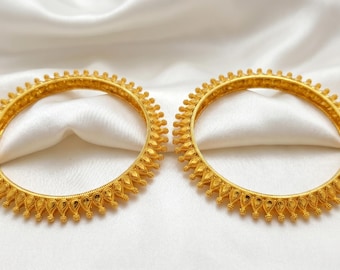 INDEED Juego de 2 brazaletes/pulseras tradicionales elegantes chapadas en oro para mujeres y niñas 1001