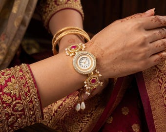 Pulsera/reloj de pulsera vintage de oro, perlas, piedras preciosas y diamantes, accesorio de moda único con temática floral tradicional KW0004