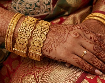INDEED Juego de 2 brazaletes/pulseras tradicionales elegantes chapadas en oro para mujeres y niñas 1023