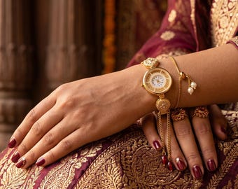 Pulsera/reloj de pulsera vintage de oro, perlas, piedras preciosas y diamantes, accesorio de moda único con temática floral tradicional KW0011