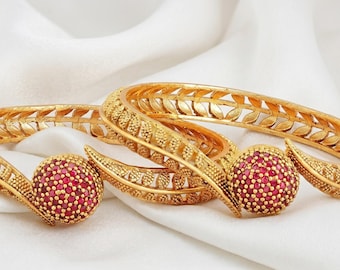 INDEED Juego de 2 brazaletes/pulseras tradicionales elegantes chapadas en oro para mujeres y niñas (PIEDRA DE RUBÍ)