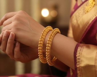 INDEED Juego de 2 brazaletes/pulseras tradicionales elegantes chapadas en oro para mujeres y niñas 1001