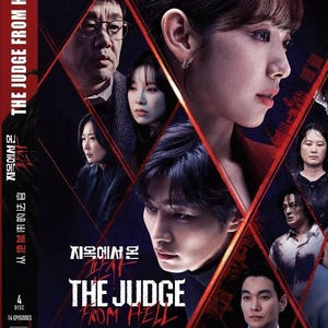 Op de afbeelding: DVD-hoes voor "The Judge From Hell" met een collage van gezichten van acteurs. De titel staat in vette witte letters met rode accenten. De hoes bevat ook Koreaanse en Chinese tekst en het DVD9-logo.