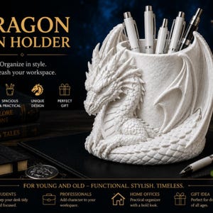 Può includere: Un portapenne cilindrico bianco caratterizzato da un drago scolpito avvolto attorno all'esterno. Il drago presenta squame dettagliate, ali e una superficie ruvida. Il testo DRAGON PEN HOLDER è visibile, insieme a ulteriori scritte informative.