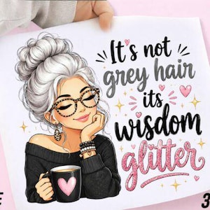 Op de afbeelding: Een digitaal grafisch ontwerp met een persoon met een hoog knotkapsel, een bril met luipaardprint en een zwarte trui die een zwarte mok met een roze hart vasthoudt. De tekst luidt: It's not grey hair its wisdom glitter, omringd door roze hartjes en gele sterren.
