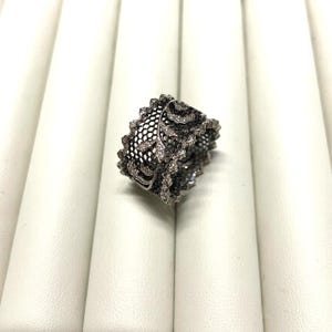 Anello da donna romantico con motivo a pizzo antico / Gambo interno liscio in argento S925 con zirconi