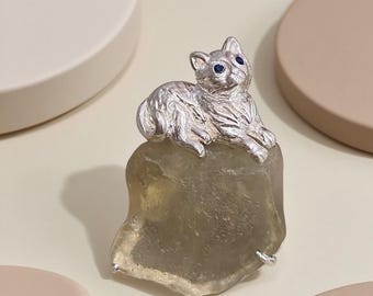 Nature Style Cat Lapel Pin | 925 Silver Seated Cat with Glass Mineral Stone