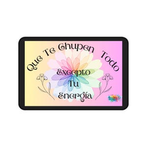 Peut inclure: Une tablette numérique affiche un motif floral coloré avec le texte "Que Te Chupen Todo Excepto Tu Energía". Le fond passe du jaune au rose, avec une fleur au centre.