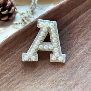 Op de afbeelding: Een rustiek houten bord met de tekst "Welcome to our home" in witte letters. Het bord heeft een verweerde afwerking en een eenvoudig, uitnodigend ontwerp.