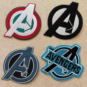 Puede incluir: Cuatro parches bordados con el logotipo de los Vengadores. Los parches están en varios esquemas de color: rojo, blanco y verde; negro y blanco; azul marino y negro; y azul, negro y blanco con el texto "THE AVENGERS".