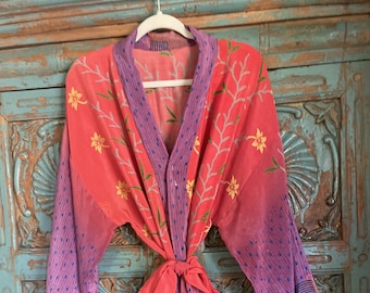 Una giacca kimono in seta color prugna e corallo realizzata con 2 sari indiani vintage