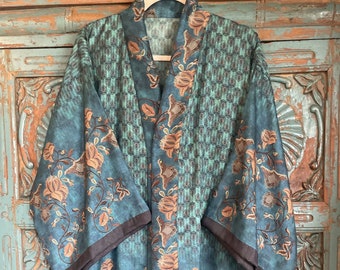 Un kimono de seda clásico verde azulado atesorado