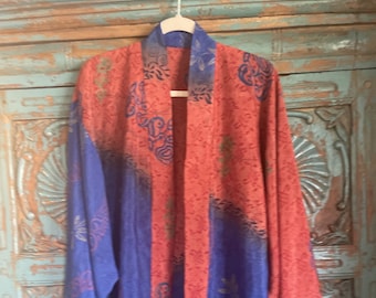 Giacca dinamica in seta nei colori blu cobalto e arancione mandarino: un'opera d'arte indossabile unica nel suo genere.