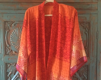Giacca kimono in seta rossa stampata fatta a mano, pezzo unico, sari indiano vintage riciclato