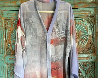 Una lussuosa giacca kimono in seta color lavanda con un'esclusiva stampa deco