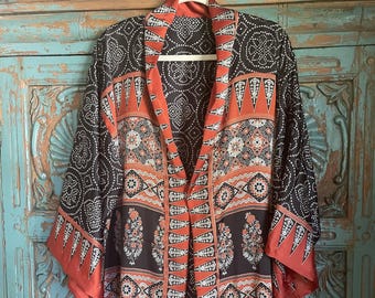 Giacca kimono in seta unica nel suo genere, in nero, bianco sporco e terra di Siena bruciata