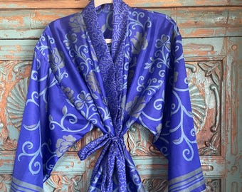 Giacca kimono in seta unica nel suo genere, in uno splendido blu zaffiro