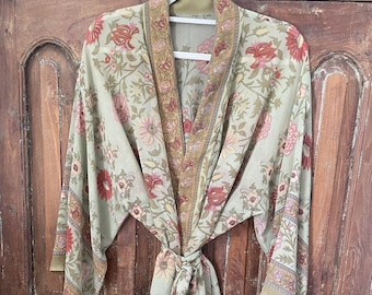 Elegante spolverino in morbida seta stampata color salvia, ricavato da un sari indiano vintage.