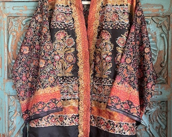 Kimono in seta realizzato a mano: stampa vintage di arte popolare indiana ispirata al sari.
