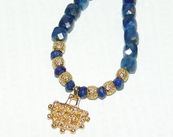 Un'affascinante collana di lapislazzuli in cubi sfaccettati luminosi