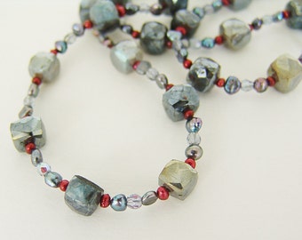 Collana con cubo di labarodite mistica scintillante