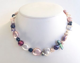 Una collana di perle miste meravigliosamente capricciosa
